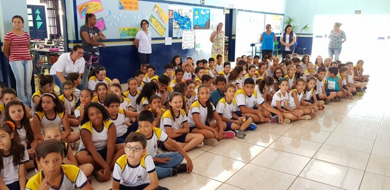 Prefeitura entrega ovos de Páscoa e faz a alegria das crianças.